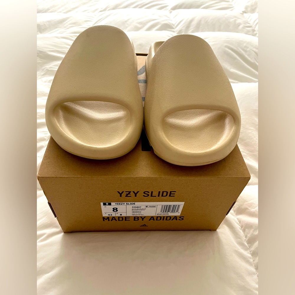 YEEZY SLIDE , size 8. BONE.